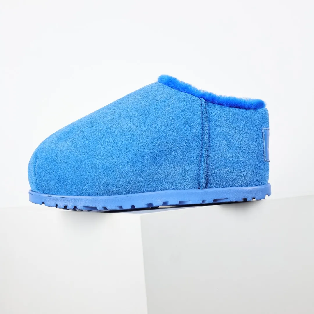 Pick up locally 💰660 Core recommended good price It is a very suitable choice for keeping warm in winter and at home. In the new year, uug has launched a series of styles, which are partial to the preferences of young consumers and have also moved to the forefront of fashion trends. Shoe body material Water-repellent coated suede upper 17mm UGGPURE™ implanted wool insole Lightweight non-slip comfortable rubber outsole With brand LOGO trademark Comes with a full set of packaging Size: 35 36 37 38 39 40